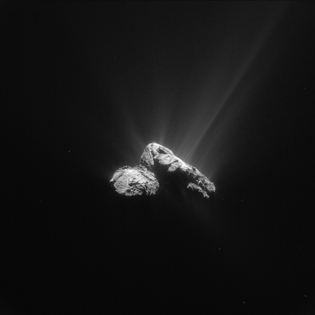 Cette image prise par la caméra de navigation de la sonde européenne Rosetta de la comète 67P / Churyumov-Gerasimenko a été effectuée le 30 Juillet 2015, à une distance de 178 km du centre de la comète. L'image a une résolution de 15,2 m / pixel et mesure 15,6 km de par et d'autres (Credit ESA/Rosetta/NAVCAM – CC BY-SA IGO 3.0)
