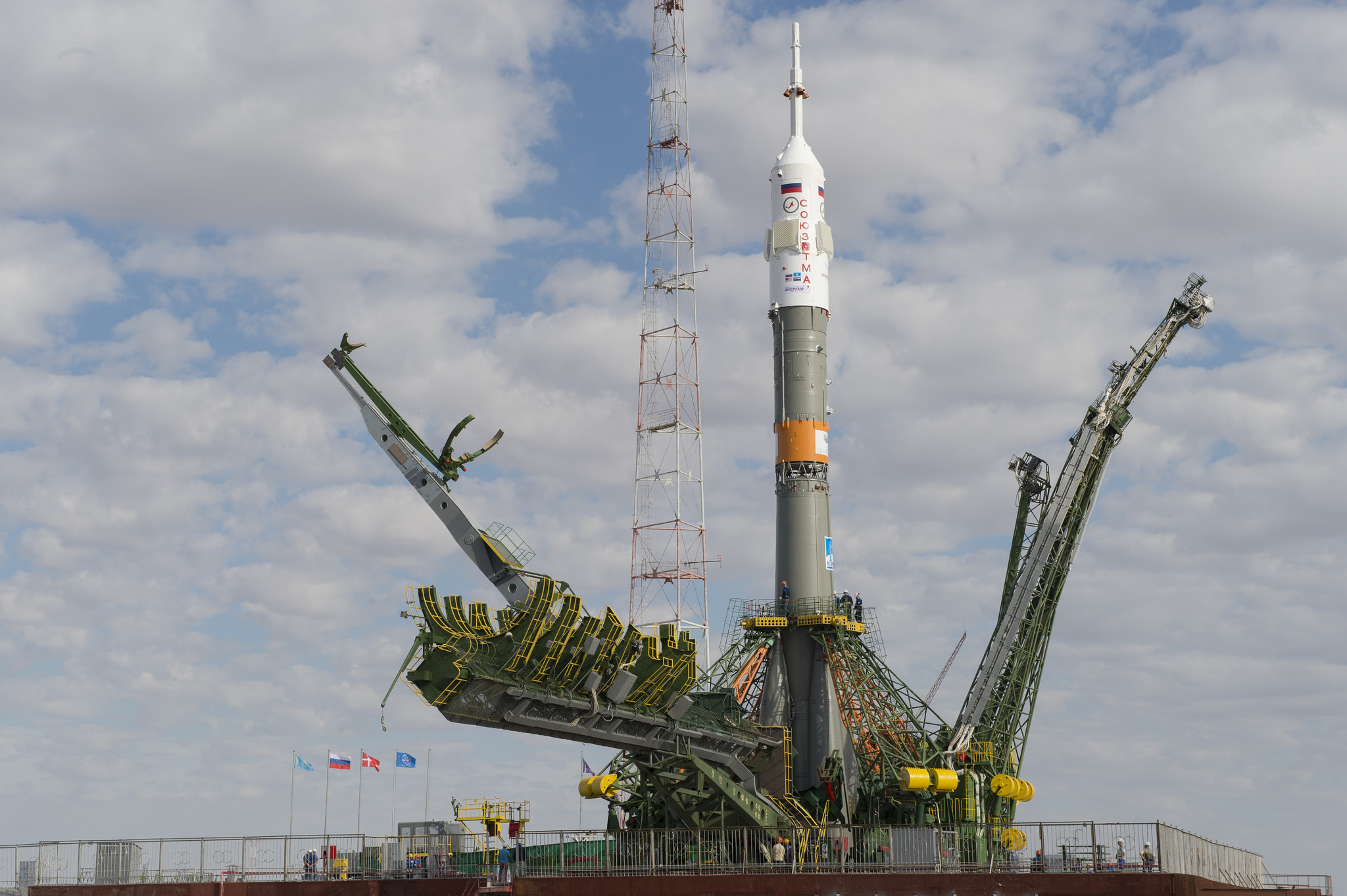 La Soyouz TMA-18M juste après son érection sur le pas de tir le 31/08/15 (credit ESA)