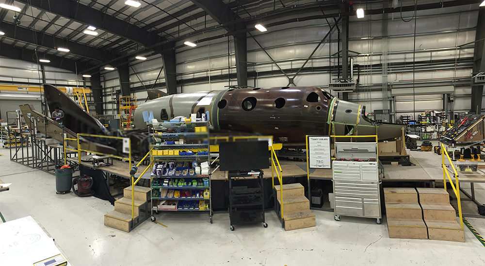 Le second SpaceShipTwo de Virgin Galactic en cours de construction, photo d'octobre 2014 (credit Virgin Galactic)