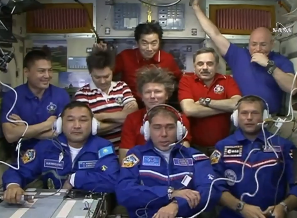 9 hommes dans l'ISS avec l'arrivée du Soyouz TMA-18M le 4/09/15 (source NASA TV)
