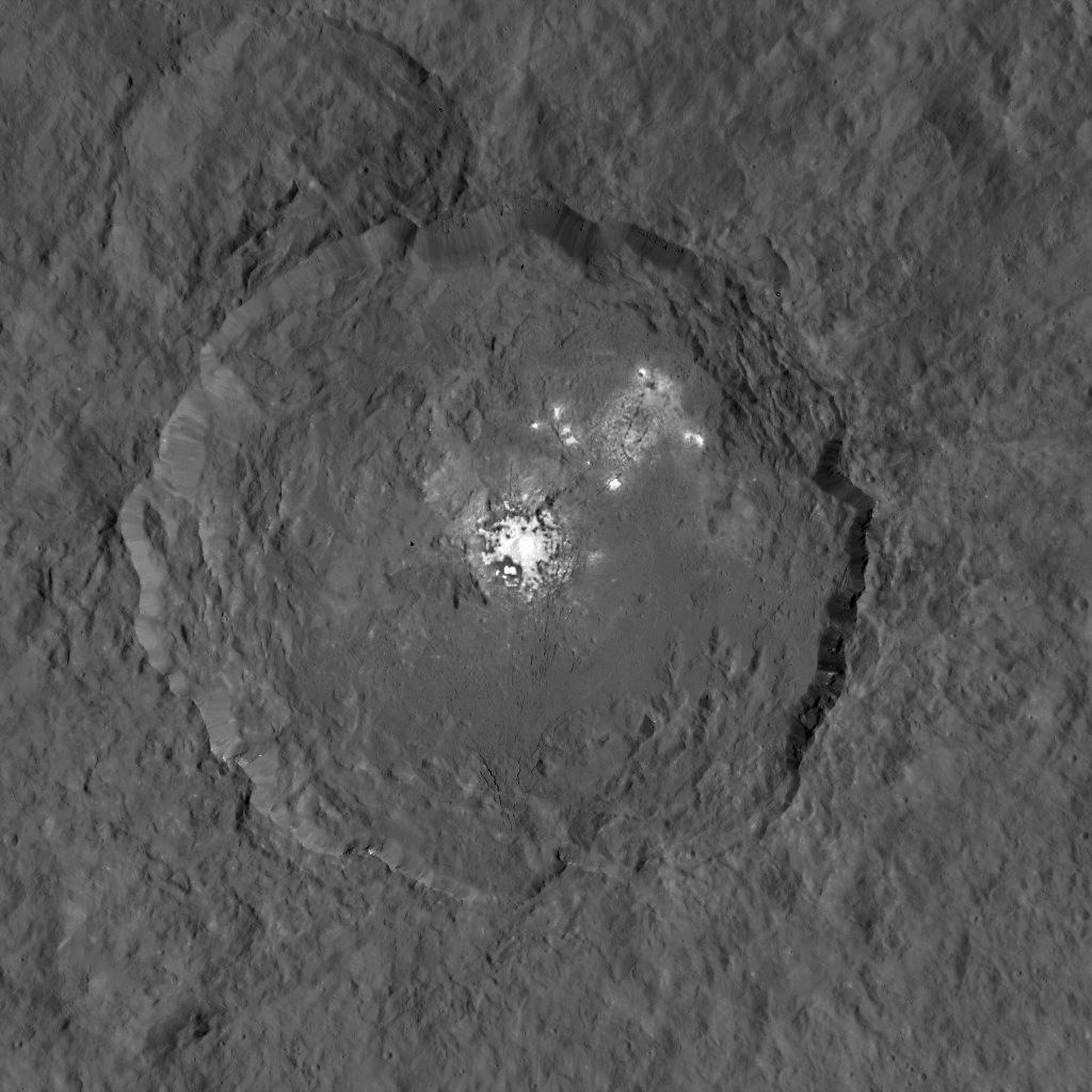 Cette image, faite en utilisant des images prises par la sonde Dawn de la NASA, montre le cratère Occator sur Ceres, qui abrite une collection de points lumineux intrigants. (Crédit image: NASA / JPL-Caltech / UCLA / MPS / DLR / IDA)