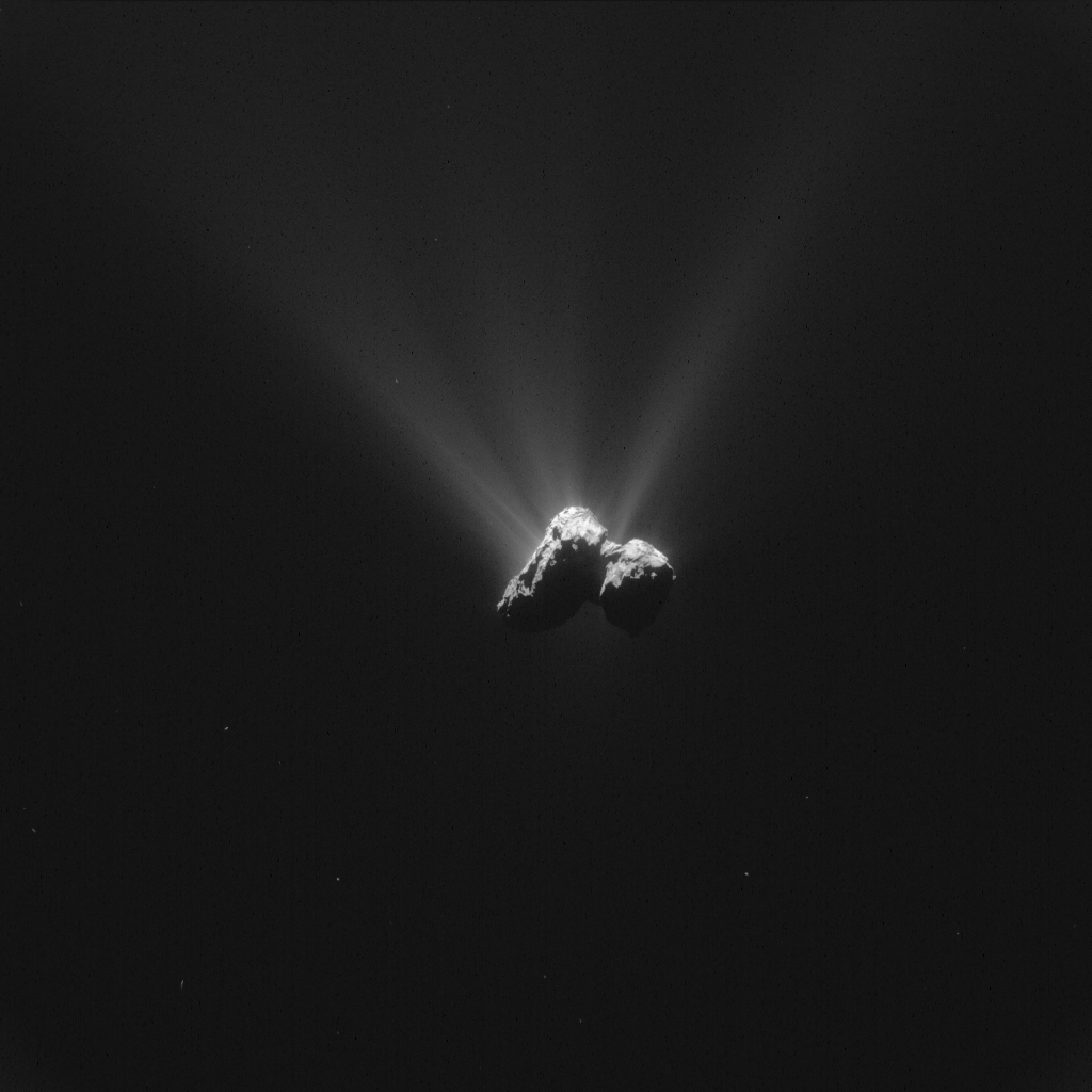 Cette image de la caméra de navigation de Rosetta de la comète 67P / Churyumov-Gerasimenko a été prise le 16 Août 2015, à une distance de 331 km du centre de la comète. L'image a une résolution de 28,2 m / pixel et mesure 28,9 km de large. (© ESA / Rosetta / NavCam - CC BY-SA 3.0 IGO)