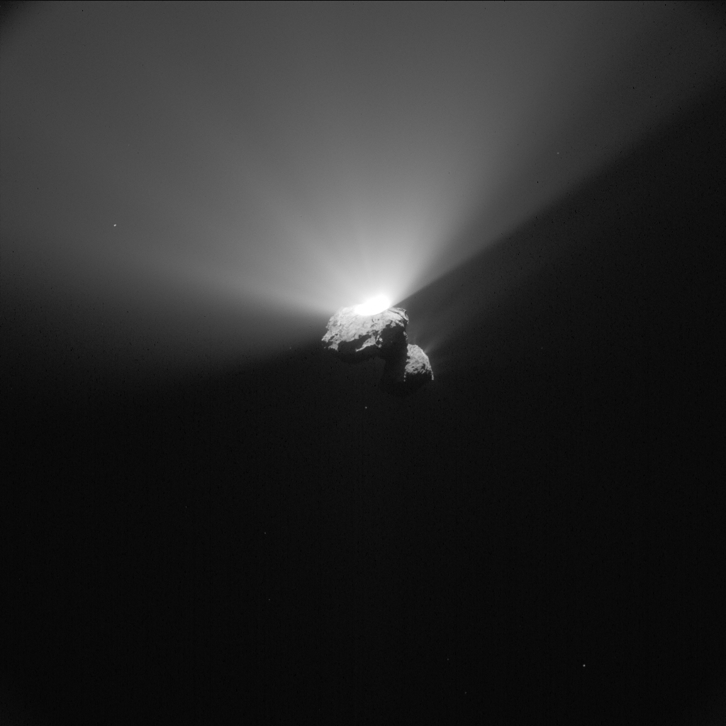 Cette image de la caméra de navigation de Rosetta de la comète 67P / Churyumov-Gerasimenko a été prise le 22 Août 2015, à une distance de 336 km du centre de la comète. L'image a une résolution de 28,6 m / pixel et mesure 29,3 km de large. (© ESA/Rosetta/NavCam – CC BY-SA IGO 3.0)