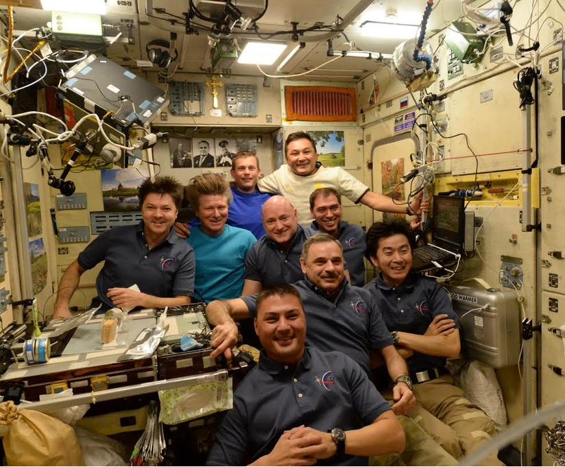 L'équipage de l'ISS au complet le 11 septembre, avant le départ de 3 d'entre eux (credits NASA)