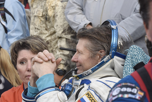 Gennady Padalka de retour sur terre après sa cinquième mission spatiale et 878 jours cumulés dans l'espace (Credit: ESA–Stephane Corvaja)