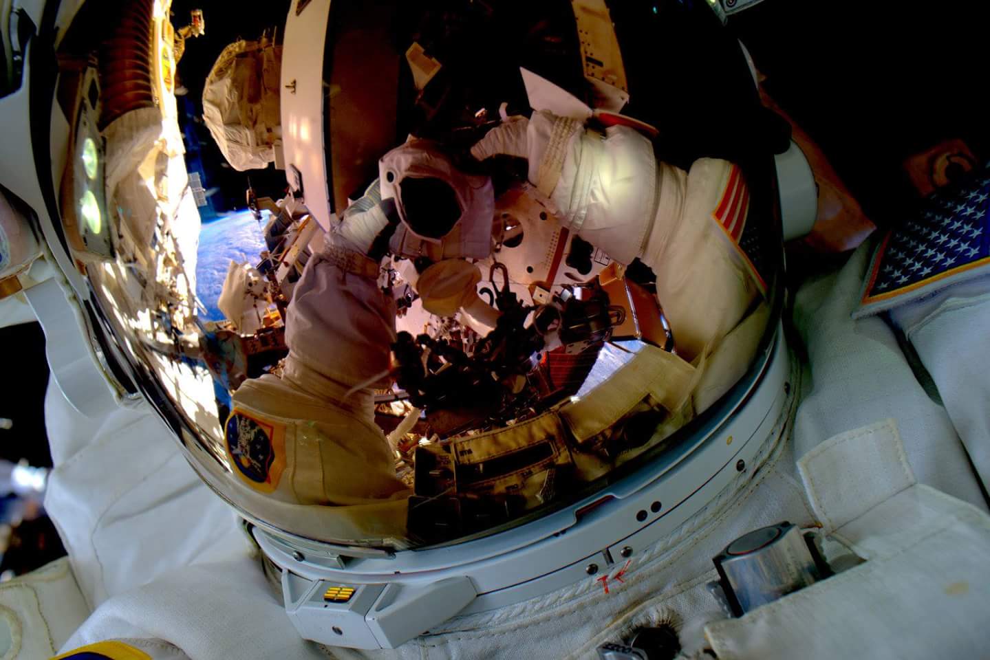 Selfie de Scott Kelly pendant L'EVA 32 (credit NASA)