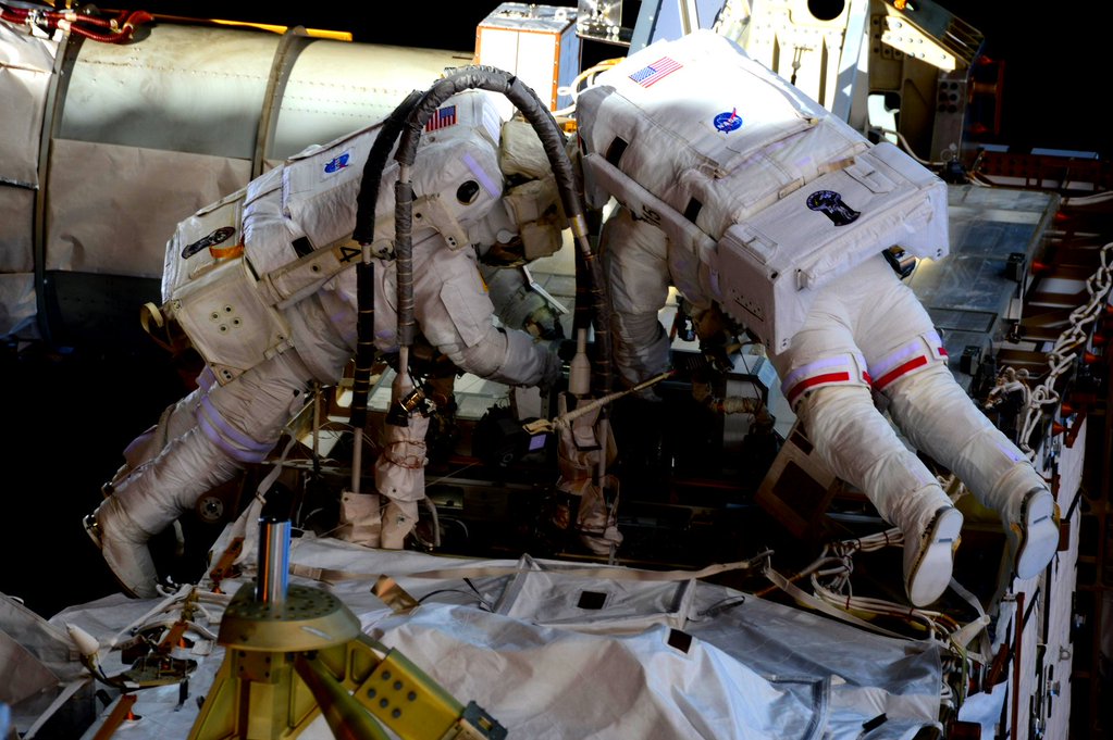 Scott Kelly et Kjell Lindgren (en scaphandre aux rayures rouges) lors de la sortie spatiale EVA 33 du 6/11/15 (Credits NASA)