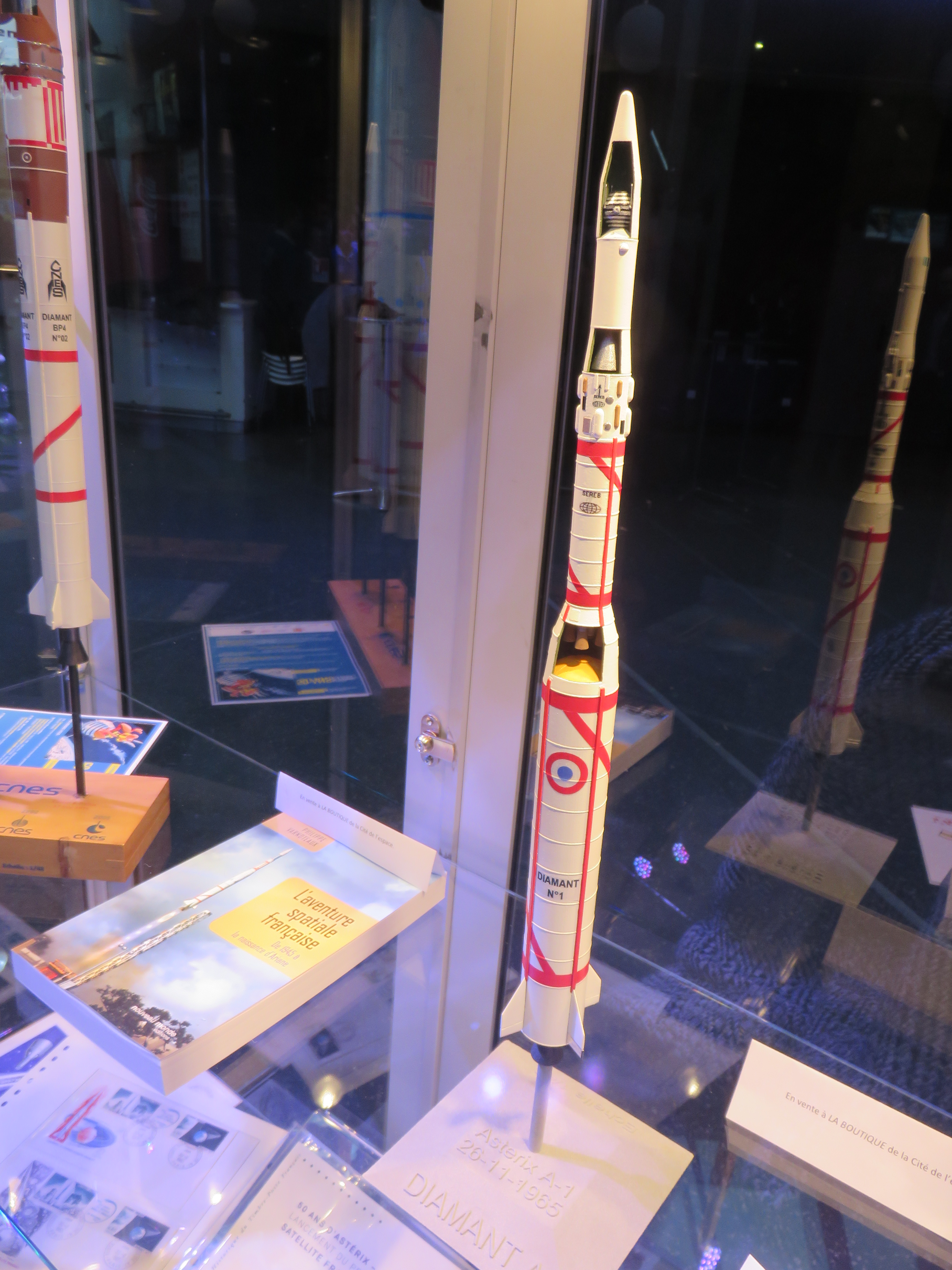 Maquette de la fusée Diamant A (Asterix est installé en haut)