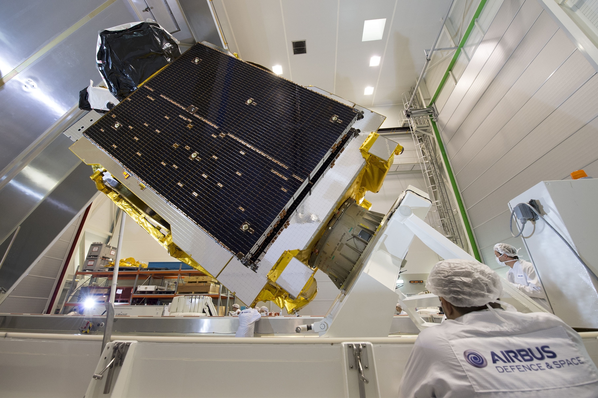 Le satellite Telstar 12 Vantage juste avant son transport sur le site de lancement (Credit : Airbus Defence and Space)