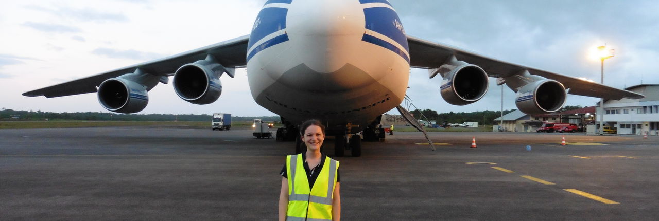 Vicki Lonnon devant l'Antonov emmenant Lisa Pathfinder sur le site de lancement (credit : Vicki Lonon)