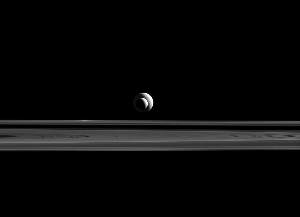 Encelade et Téthys, deux lunes de Saturne presque parfaitement alignées, photographiées par la sonde Cassini. (Crédit: NASA / JPL-Caltech / Space Science Institute)