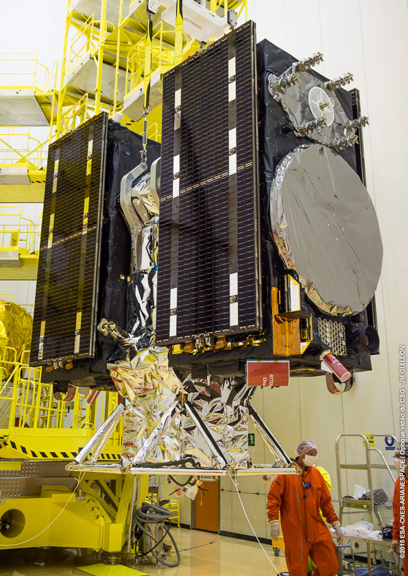 Intégration des satellites Galileo sur le lanceur Soyouz VS13 le 09/12/2015 (credit ESA / Arianespace / CNES / CSG)