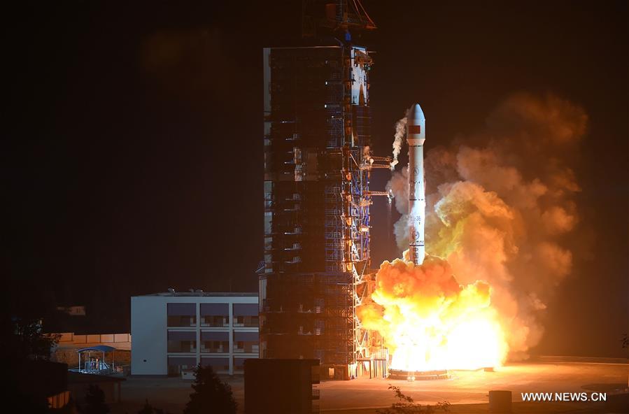 Décollage de Long March-3B transportant le satellite China 1C dans le ciel du Centre de lancement de Xichang le 10 décembre 2015. (photo Xinhua / Xue Yubin)