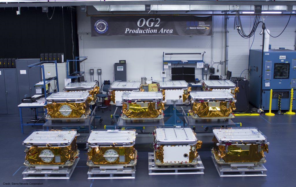 Les 11 satellites OG2 d'Orbcomm avant leur lancement sur une Falcon 9 le 21/12/15 (Photo: Orbcomm)