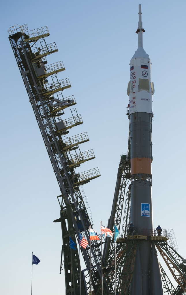 La Soyouz et le vaisseau Soyouz TMA-19M au sommet sur le pas de tir du Cosmodrome de Baïkonour, pour un décollage au 15/12/15 (credit NASA)