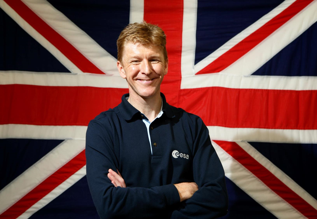 Tim Peake devant le drapeau "Union Jack" (source ESA)