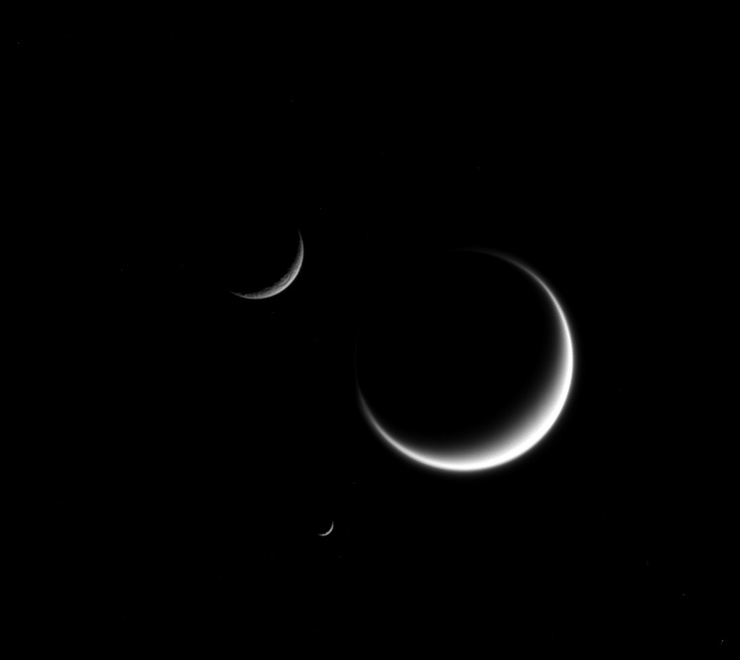 Image de 3 lunes de Saturne par la sonde Cassini prise le 25/03/15 : Titan (à droite), Rhéa (en haut à gauche) et Mimas (en bas au centre). Image prise à une distance d'environ 4,3 millions de kilomètres de Titan. Mimas était à environ 3 millions de kilomètres et Rhéa à environ 2,6 millions de kilomètres (Credit: NASA/JPL-Caltech/Space Science Institute)