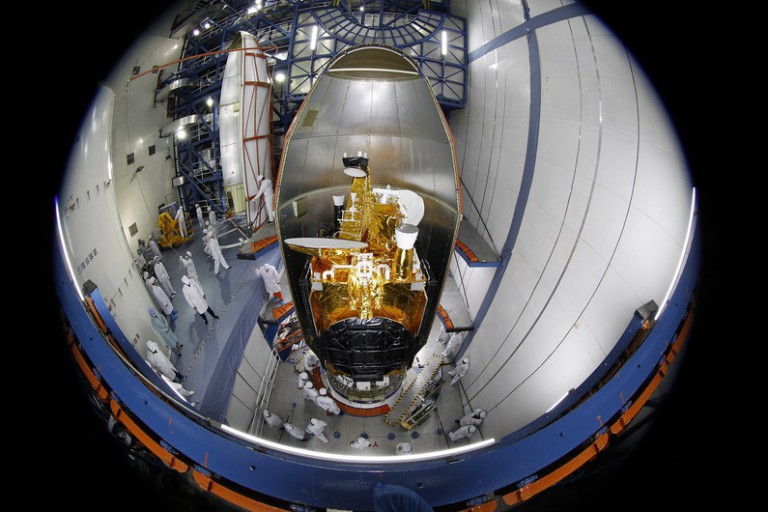 Le satellite Belintersat 1 avant son encapsulation à l'intérieur de la coiffe de la fusée Longue March 3B (Crédit: Belintersat)