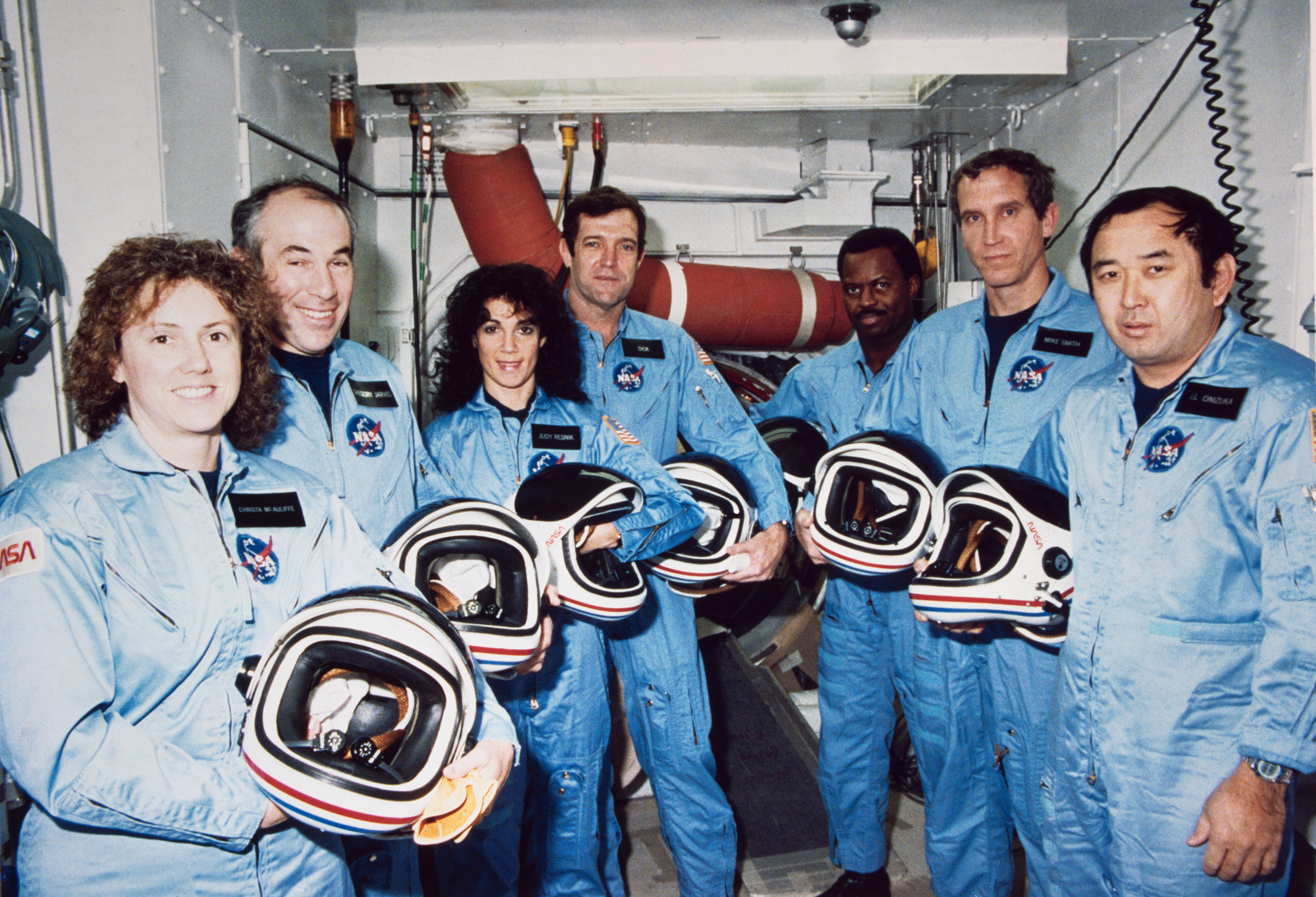 L'équipage de Challenger STS-51L (de gauche à droite) : Christa McAuliffe, Gregory B. Jarvis, Judith A. Resnik, Francis R. Scobee, Ronald E. McNair, Michael J. Smith, Ellison S. Onizuka. (Credits: NASA)