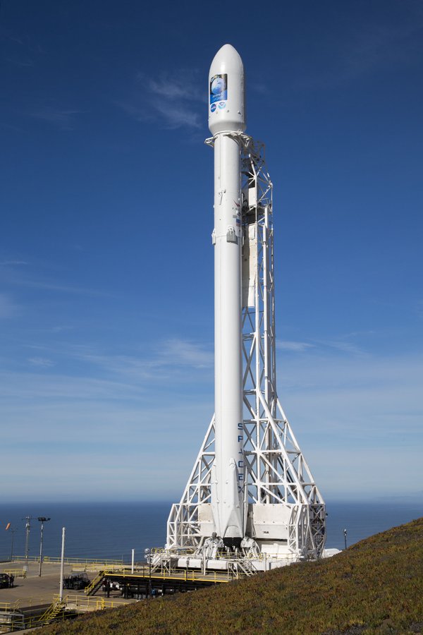 Le lanceur Falcon 9 sur le pas de tir pour le lancement de Jason 3 (credit SpaceX)