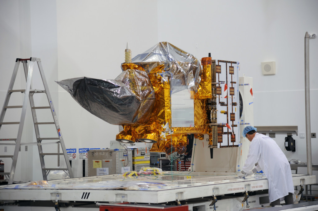 Le satellite Jason 3 en préparation à la base de Vandenberg (crédits NASA)