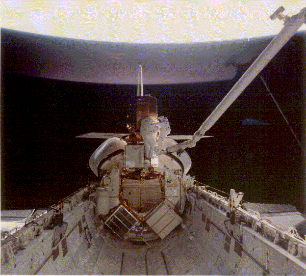 La première réparation d'un satellite, SMM, en orbite grâce à la navette Challenger, en 1984 (credit NASA)