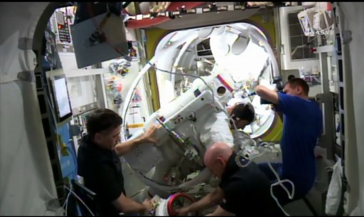 L'équipage resté à bord de l'ISS aide Tim Kopra à retirer rapidement son scaphandre lors de l'EVA 35 (source NASA TV)