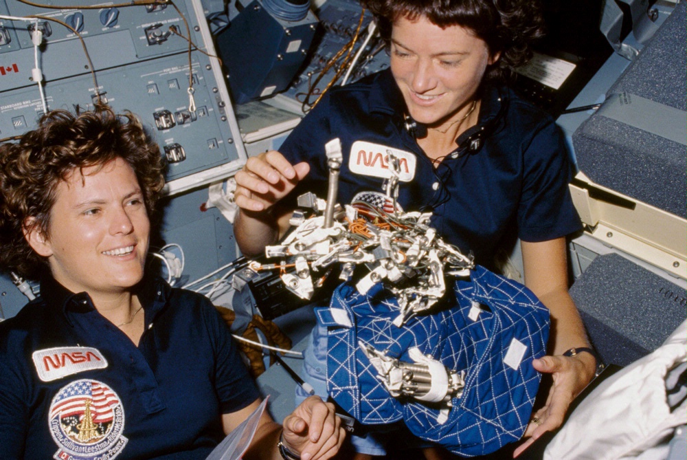 Kathryn Sullivan et Sally Ride, les 2 premières femmes astronautes ensemble lors de la mission STS-8 en 1984 (credit NASA)