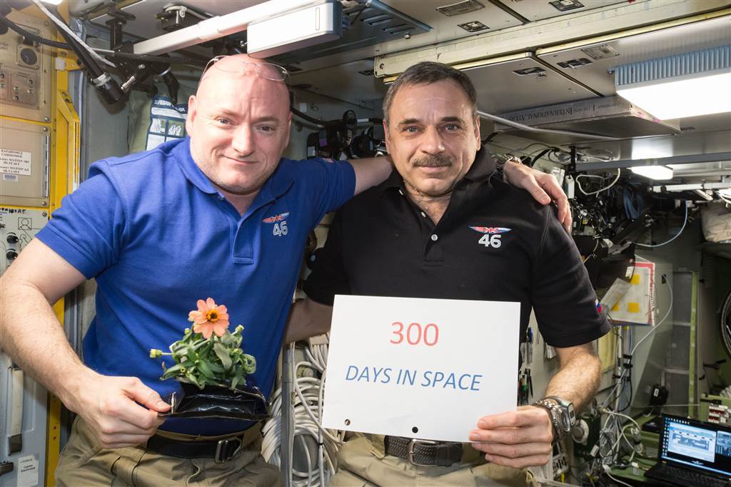 Les membres d'équipage de la mission d'un an dans l'ISS, Scott Kelly et Mikhail Kornienko, célèbrent leur 300e jour consécutif dans l'espace le 21 janvier (Credit NASA)