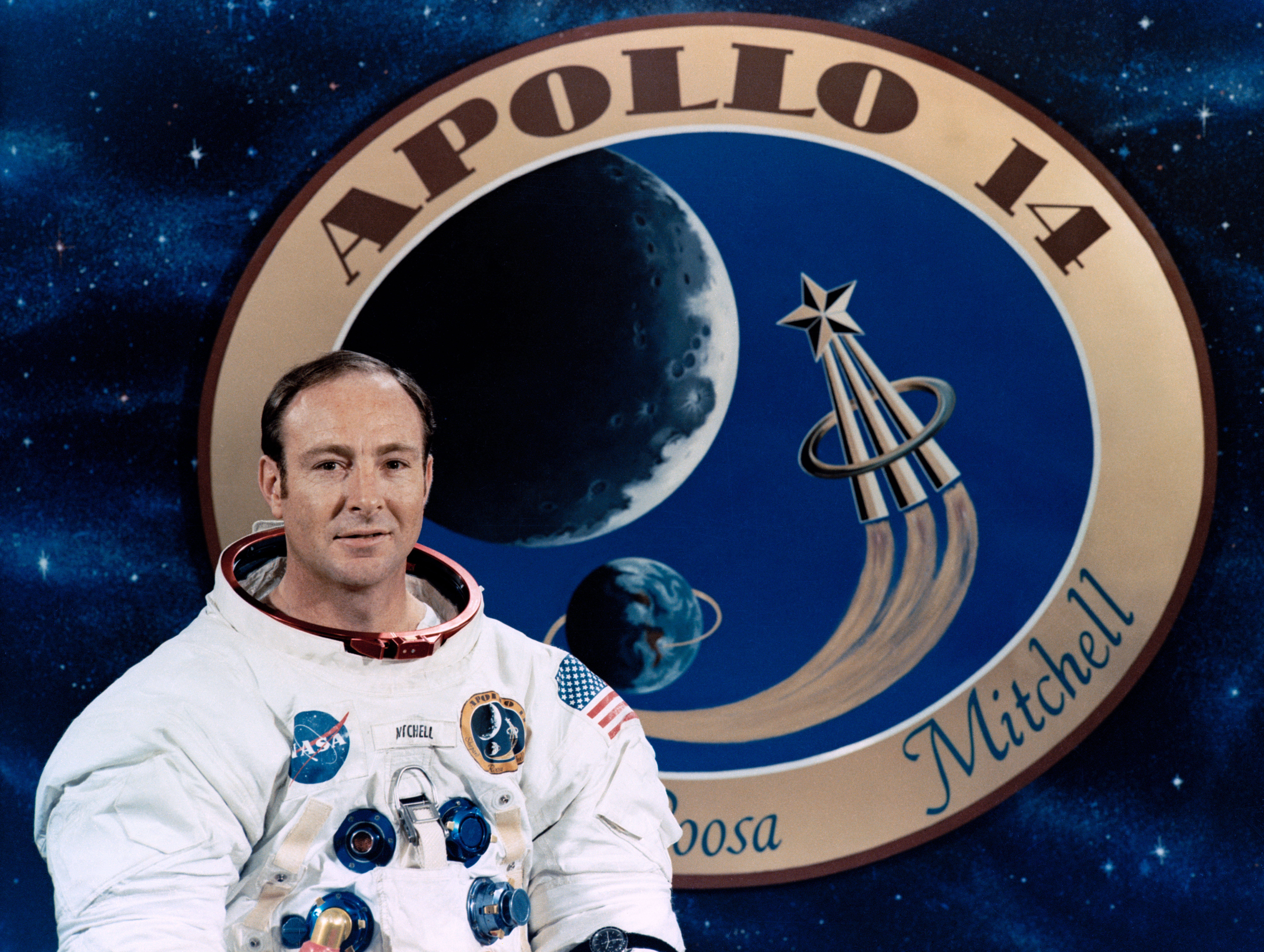 Portrait officiel d'Edgar Mitchell devant le logo de la mission Apollo 14 (credit NASA)