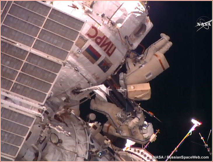 Yuri Malenchenko et Sergei Volkov pendant leur sortie spatiale du 3/02/16 - EVA 42 (credit NASA TV)