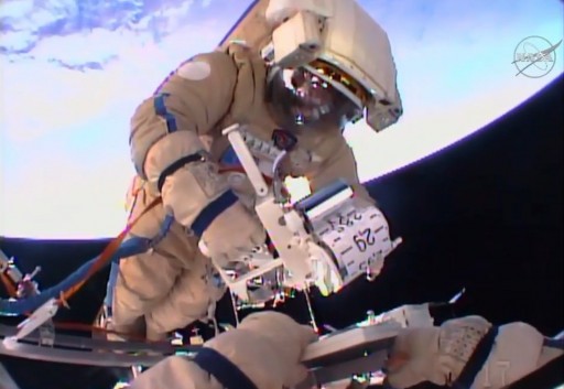 Yuri Malenchenko installe l'expérience Restavratsiya lors de la sortie spatiale du 3/02/16 - EVA 42 (credit Scott Kelly / NASA)