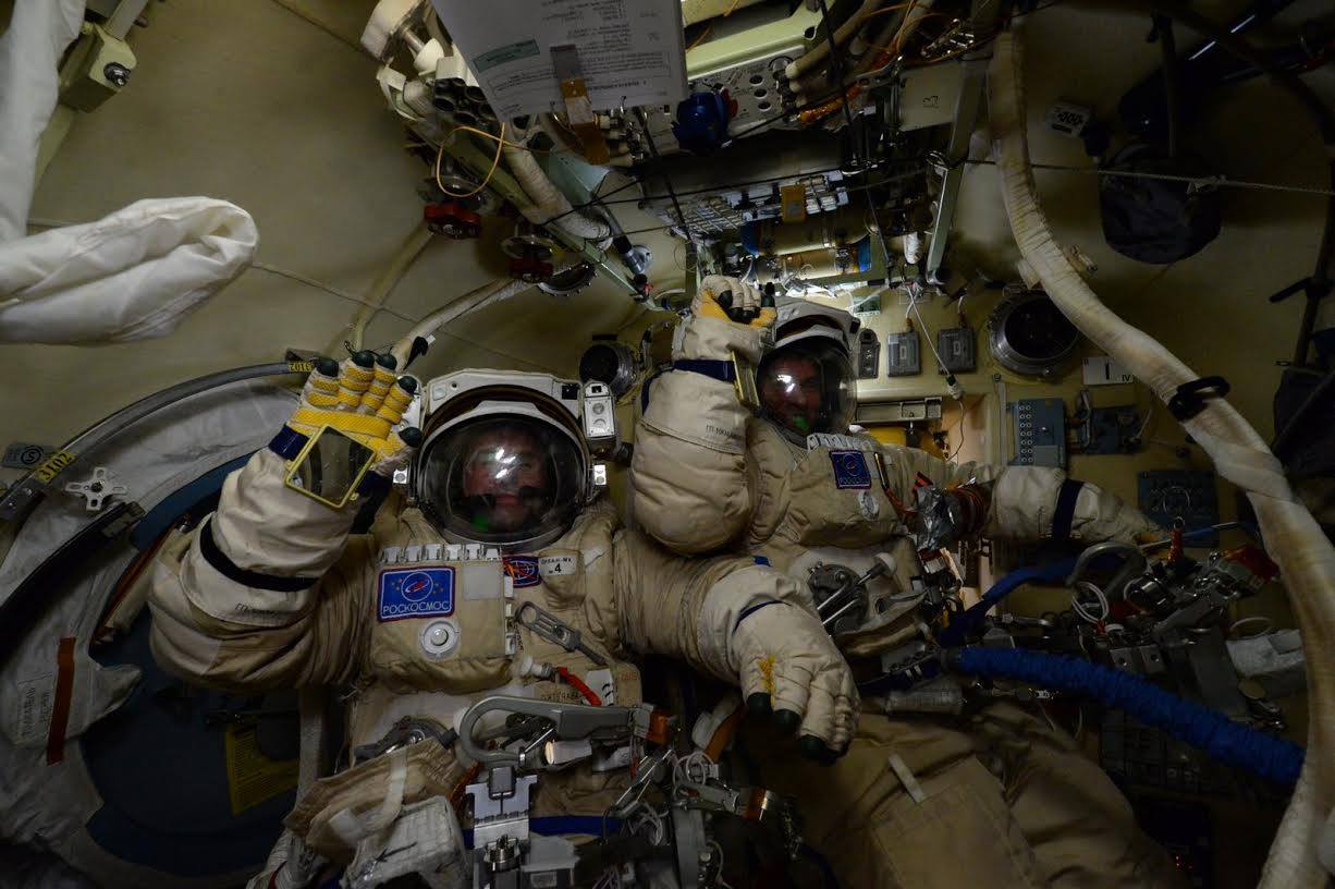 Yuri Malenchenko et Sergei Volkov juste avant leur sortie spatiale du 3/02/16 - EVA 42 (credit Scott Kelly / NASA)