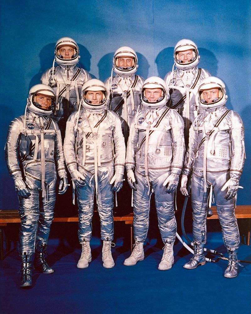 Les "Mercury Seven" en 1960 (credit NASA) : (rang du fond) Shepard, Grissom, Cooper (premier rang)Schirra, Slayton, Glenn, Carpenter.