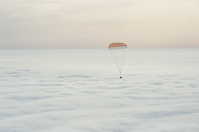 Le vaisseau Soyouz TMA-18M sous parachutes avant son atterrissage le 02/03/2016 (Credit: NASA/Bill Ingalls)