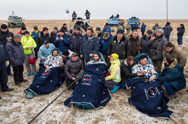 Mikhail Kornienko, Sergei Volkov et Scott Kelly (de gauche à droite), après leur atterrissage le 02/03/2016 – Expedition 46 (Credit: NASA/Bill Ingalls)
