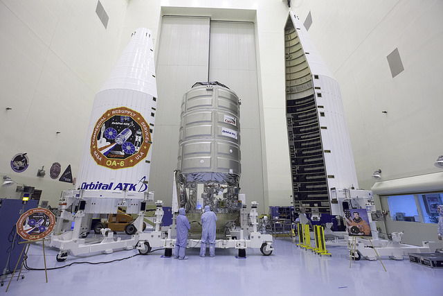 Mise en place de la coiffe du lanceur Atlas V sur le cargo Cygnus OA-6 (credit: NASA/Bill White)