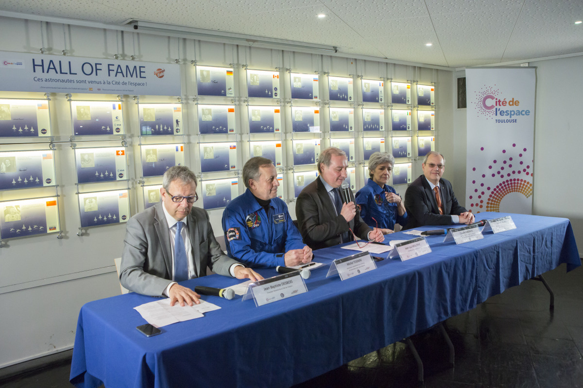 1er Comité de pilotage et Conférence de Presse du 30ème Congrès Mondial des Astronautes 2017 à la Cité de l'espace à Toulouse. De gauche à droite : Jean Baptiste Desbois, Directeur général de la Cité de l’espace ; Michel Tognini, Astronaute, Représentant pour la France de l’association des Space Explorers ; Jean-Luc Moudenc, Maire de Toulouse, Président de Toulouse Métropole, Président de la Cité de l’espace ; Claudie Haigneré, Astronaute, Conseiller auprès du Directeur général de l’Agence Spatiale Européenne (ESA), Marraine de la Cité de l’espace ; Dorin Prunariu, Cosmonaute roumain, Président de l’Association des Space Explorers Europe (Crédit© Cité de l'espace, Manuel Huynh) 