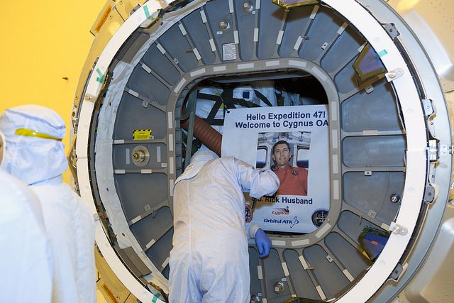 Fermeture de la trappe d'accès de l'intérieur du cargo Cygnus OA-6 SS Rick Husband (credit: NASA/Dimitrios Gerondidakis)