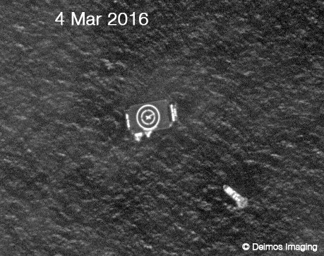 Photo satellite prise le vendredi 4 mars 2016 du navire Drone et son navire de soutien pendant les derniers préparatifs pour la tentative d'atterrissage du premier étage de Falcon 9 (Crédit: Deimos Imaging)