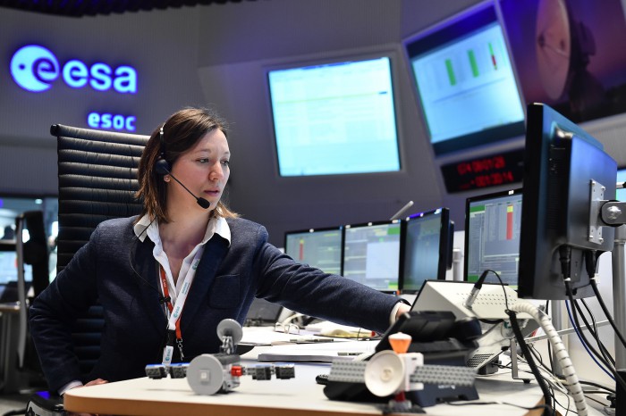 La directrice adjointe des opérations du satellite ExoMars , Silvia Sangiorgi, de l'équipe de contrôle en vol à l'ESOC de Darmstadt (credit ESA / J. Mai)