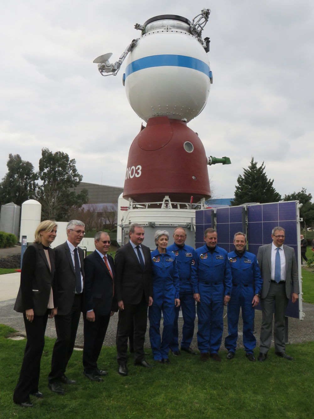er Comité de pilotage et Conférence de Presse du 30ème Congrès Mondial des Astronautes 2017 à la Cité de l'espace à Toulouse. De gauche à droite : Sylvie Rouillon Valdiguié, Présidente de l’Office du Tourisme ; Jean-Claude Dardelet, Vice-président de la Cité de l’espace ; Dorin Prunariu, cosmonaute roumain, Président de l’Association des Space Explorers Europe ; Jean-Luc Moudenc, Maire de Toulouse, Président de Toulouse Métropole, Président de la Cité de l’espace ; Lionel Suchet, Directeur de l’Innovation, des Applications et de la Science au CNES ; Claudie Haigneré, astronaute, Conseiller auprès du Directeur général de l’Agence Spatiale Européenne (ESA), marraine de la Cité de l’espace ; Jean-Pierre Haigneré, astronaute ; Michel Tognini, astronaute, représentant pour la France de l’association des Space Explorers ; Jean-François Clervoy, astronaute de l’Agence Spatiale Européenne (ESA) ; Jean Baptiste Desbois, Directeur général de la Cité de l’espace