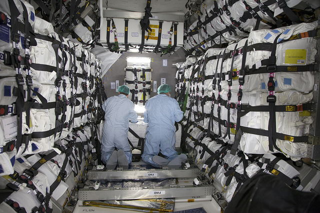 Intérieur du module pressurisé du cargo Cygnus OA-6 (credit NASA)