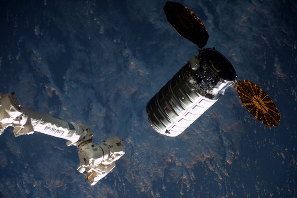 L'arrivée du cargo Cygnus OA-6 photographié par Tim Peake depuis l'ISS le 26/03/2016 (credit NASA/ESA)