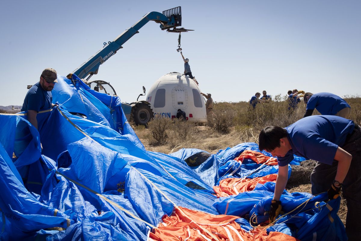 Récupération de la capsule lancée par le lanceur New Shepard de Blue Origin le 02/04/2016 (credit Blue Origin)