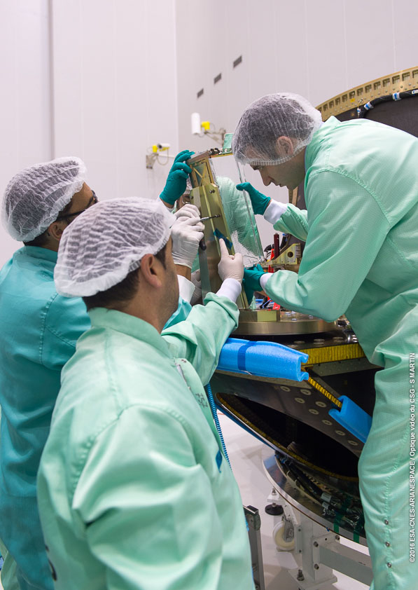 Le système de déploiement des 3 cubesats du vol Soyouz VS143 en cours d'intégration sur la lanceur (credits CGS/Arianespace/CNES/ESA)