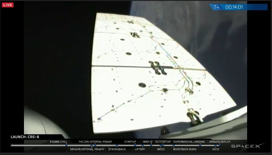 Déploiement d'un des 2 panneaux solaires du cargo Dragon CRS-8 (credit SpaceX webcast)