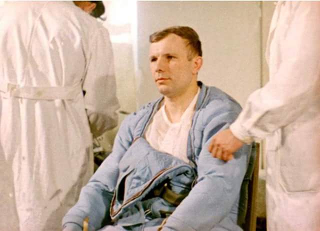 Dernier examen medical avant son vol pour Youri Gagarine (source Tezio, espace-passion)