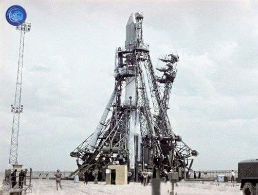La fuse Semiorka emportant le Vostok 1 et Yuri Gagarine (source Tezio, espace-passion)