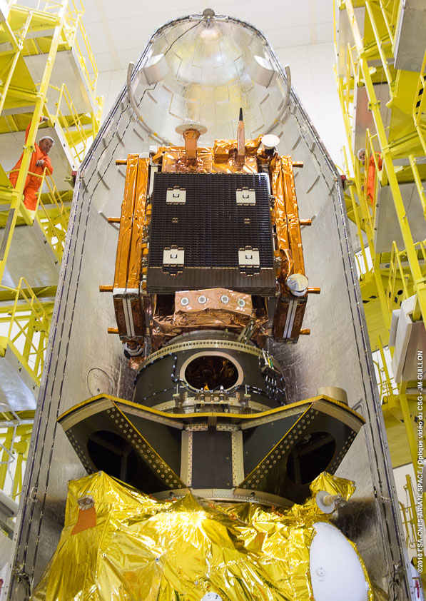 Sentinel 1B sur l'étage supérieur du lanceur Soyouz VS14 avant la fermeture de la coiffe (credits CGS/Arianespace/CNES/ESA)